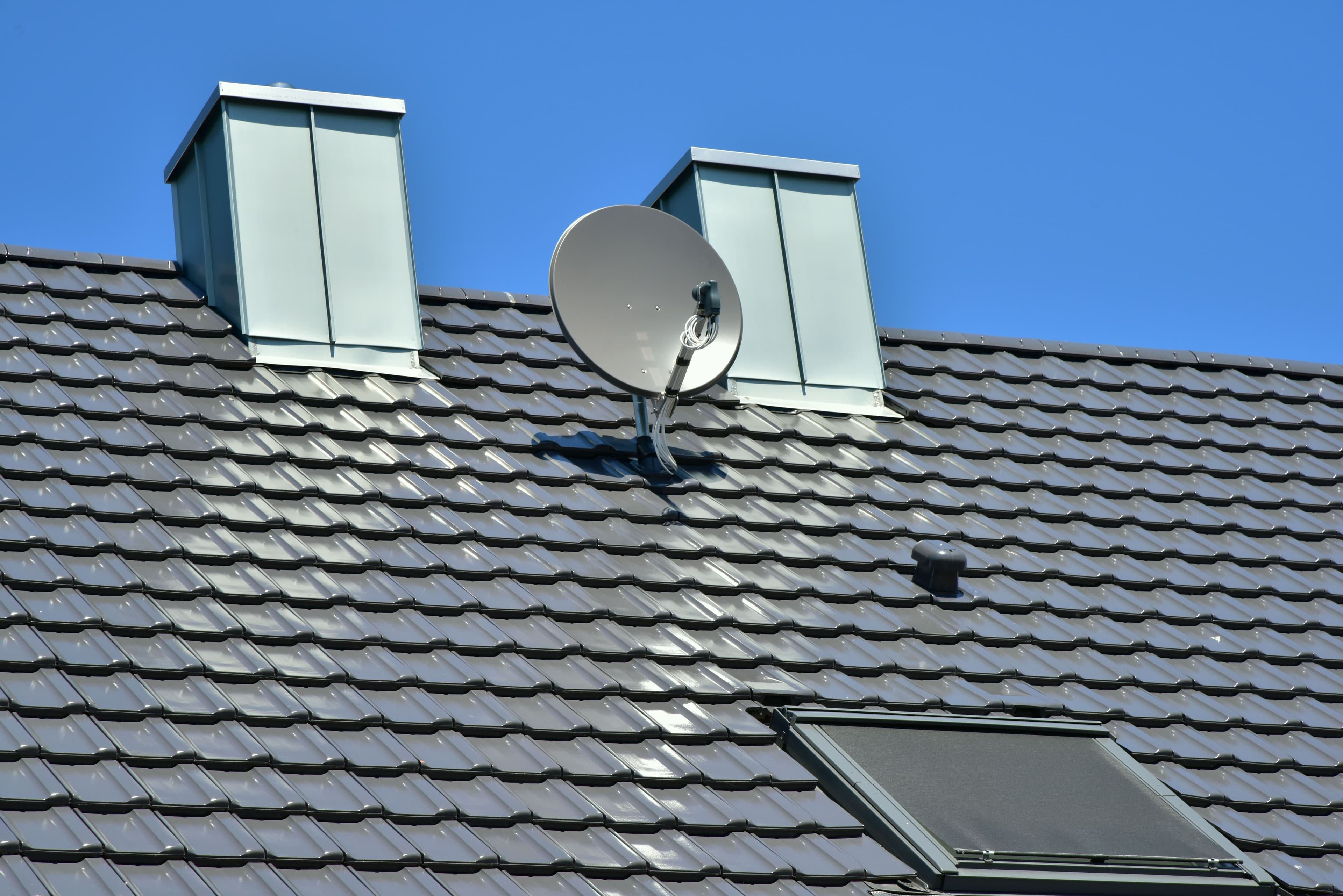 Eine Satellitenschüssel auf dem Dach.