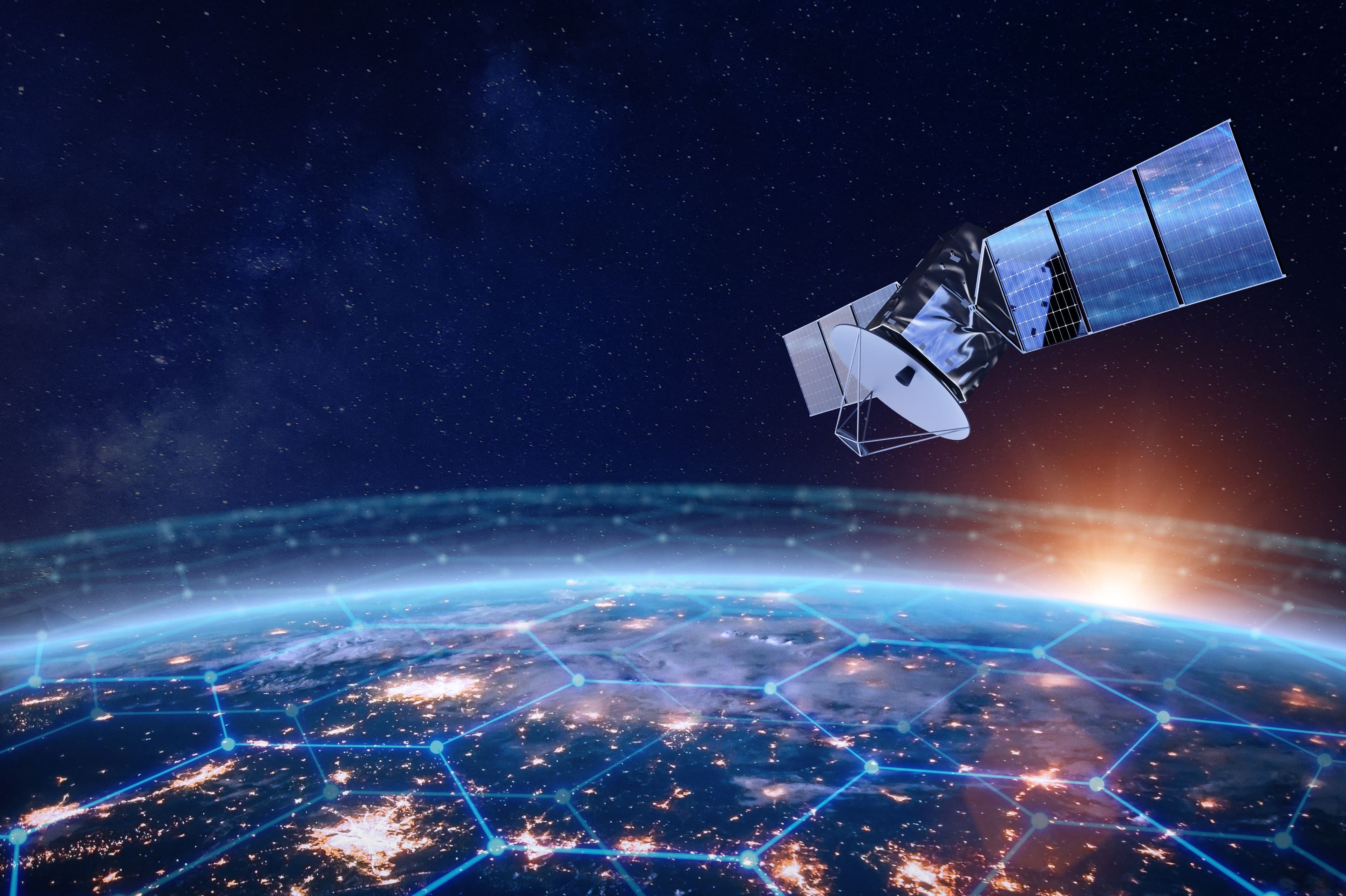 Ein Satellit schwebt über der Erde, auf dessen Oberfläche Netzwerke abgebildet sind.